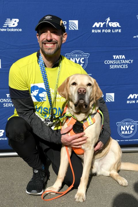 Corredor ciego y sus perros hacen historia en el Medio Maratón de Nueva York (Twitter @GuidingEyes)