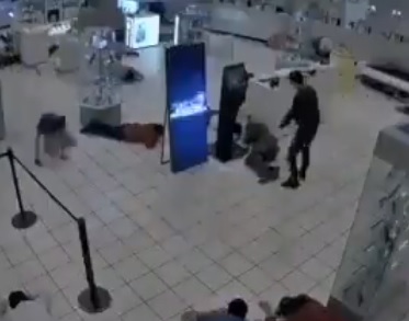 Los delincuentes ingresaron al Centro de Atención a Clientes Telcel y amagaron a los clientes.