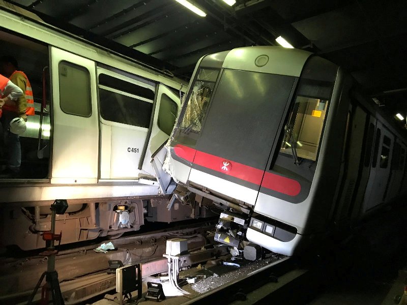 Algunas fotografías publicadas mostraban a unos de los trenes afectados inclinado fuera de las vías. (Reuters)