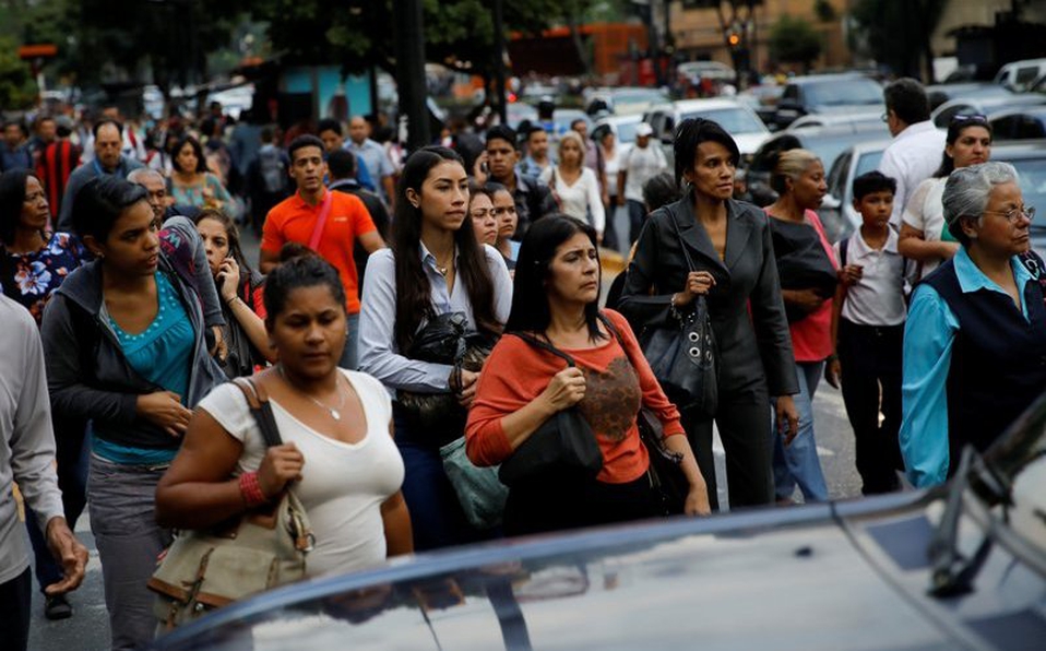 Miles de venezolanos se ven afectados por los constantes cortes del suministro eléctrico. (Archivo)