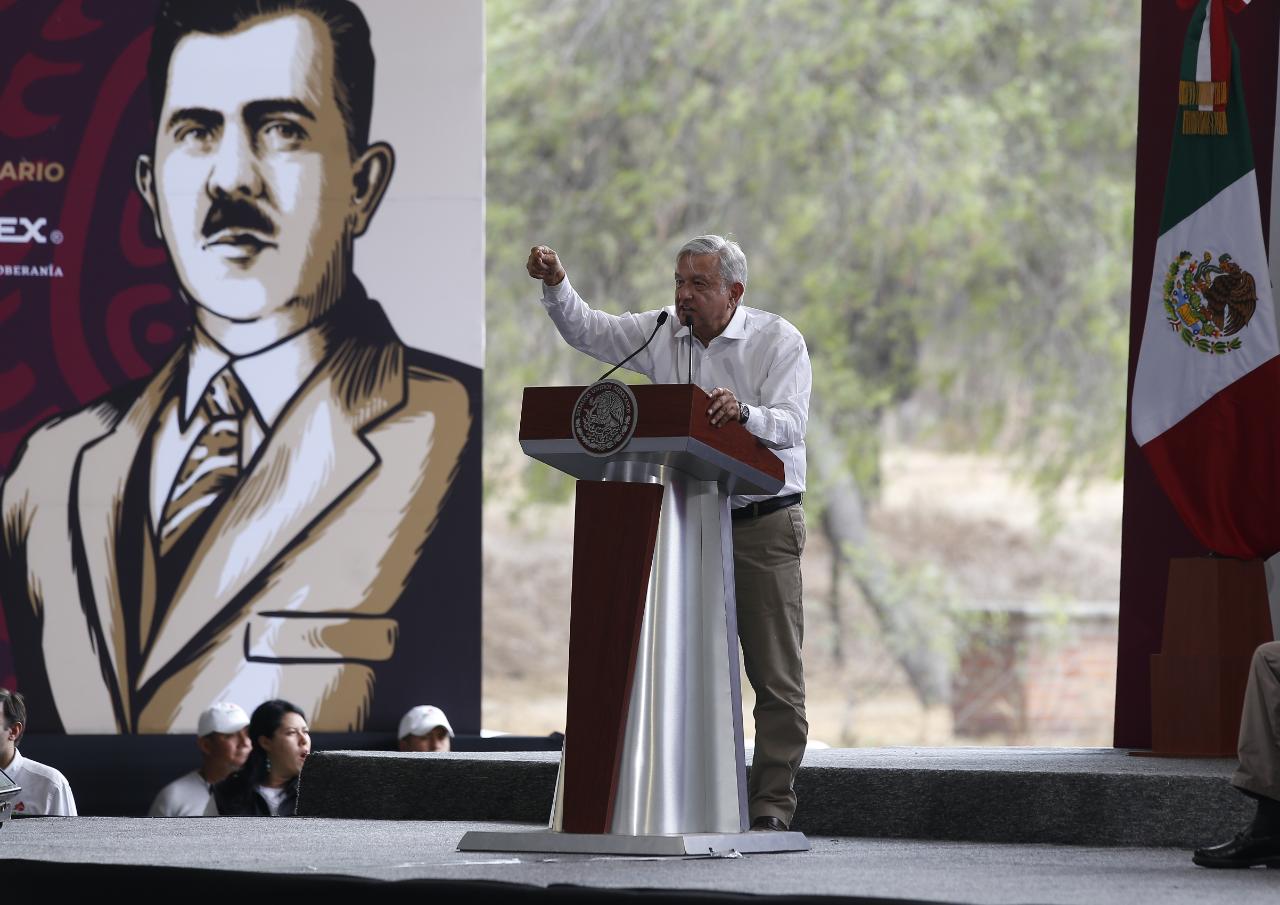 El Presidente durante su discurso en la conmemoración de la expropiación petrolera (Héctor Téllez)