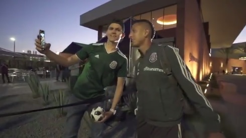 Roberto Alvarado llega a la concentración de la selección mexicana (Twitter @miseleccionmx)