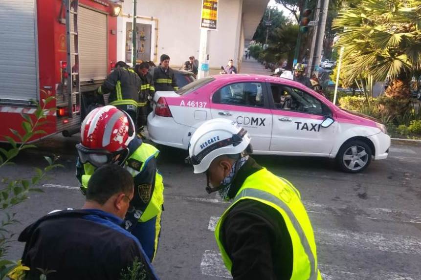 La camioneta Escape chocó contra el taxi Aveo en la esquina de Pilares y Heriberto Frías. | César Velázquez