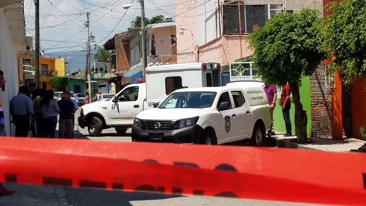 Elementos de la Fiscalía General del Estado llegaron al lugar donde se encontraba el menor en un refrigerador. (Especial)