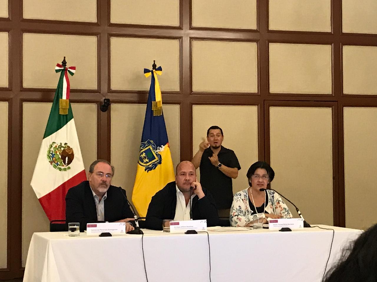 Enrique Alfaro, la contralora Teresa Brito y el secretario Fernando Petersen Aranguren hablaron de las irregularidades (Elsa Martha Gutiérrez)