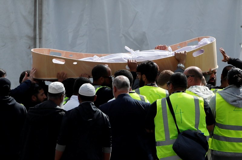 Las familias de las víctimas habían esperado noticias sobre cuándo podían sepultar a sus familiares. (Reuters)
