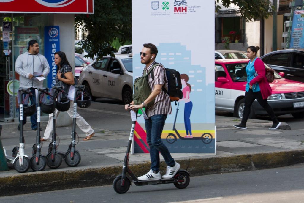 El gobierno de CdMx reconoció a los scooters y bicis sin anclaje como vehículos de apoyo peatonal. | Cuartoscuro