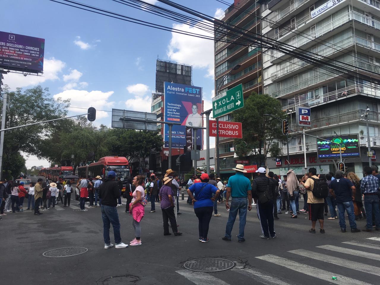 Manifestantes amagan con mantener el bloqueo hasta que autoridades lo reciban. (Gabriel Ortega)