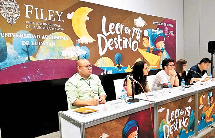 Mesa redonda Libros para entender el presente, realizada en el Centro de Convenciones. Filey