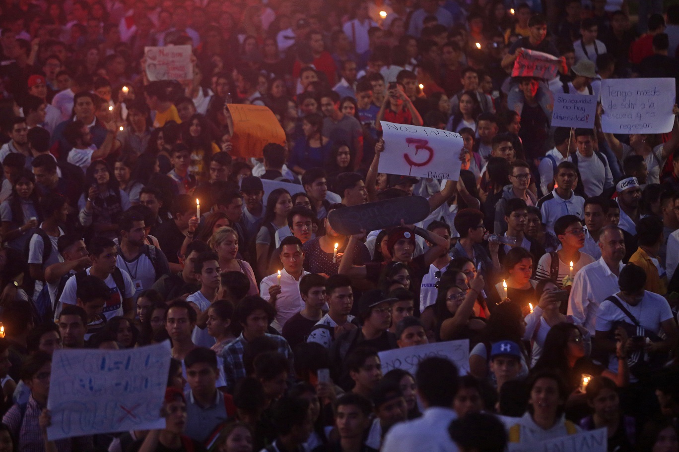 Alrededor de 2 mil personas participan en la segunda marcha por los estudiantes del CAAV (Fernando Carranza)
