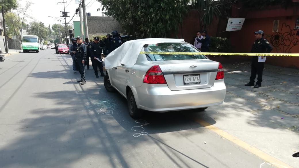 Peritos de la PGJ llegaron al lugar para el levantamiento del cuerpo. (Gabriel Ortega)