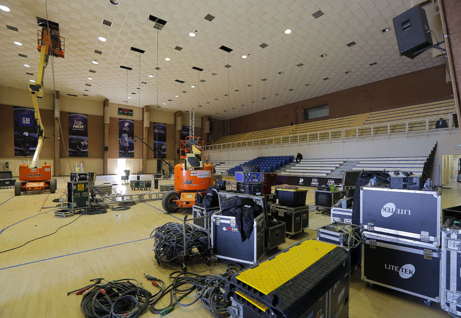 Preparan la cancha para el FIRST Laguna Regional. (Manuel Guadarrama)