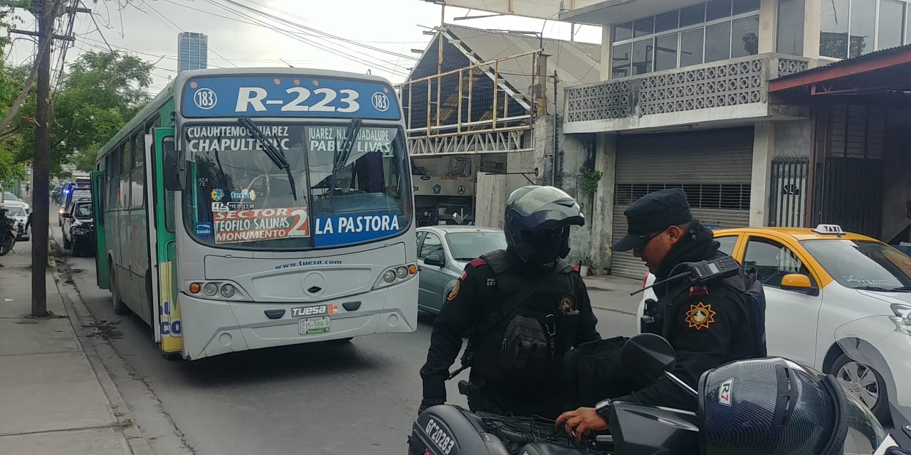 Al sitio acudieron paramédicos de la Cruz Roja, quienes trasladaron a las tres víctimas al Hospital de Zona número 21 del IMSS  Foto: Vianca Treviño