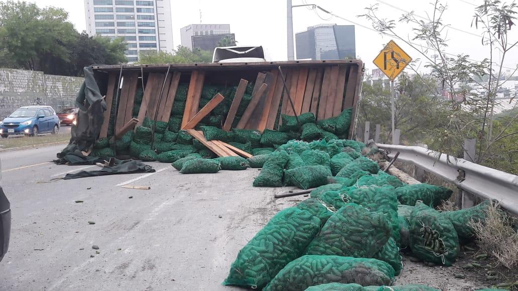 Tras el accidente, la caja del tráiler obstruyó los carriles, dejando solamente uno libre. Foto: Leyda Estrada