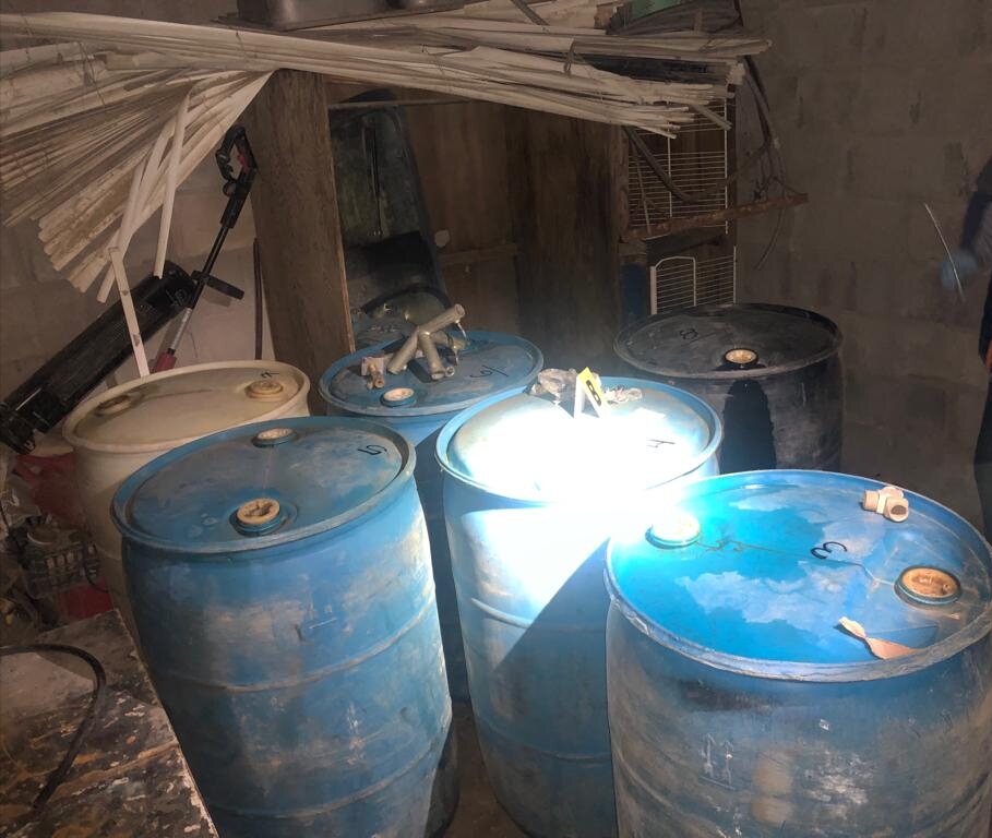 En una casa que servía de bodega para huachicol decomisaron mil 600 litros de combustible. (Especial)