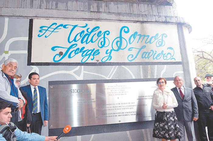 Develaron una placa conmemorativa honrando la memoria de los estudiantes . Raúl Palacios