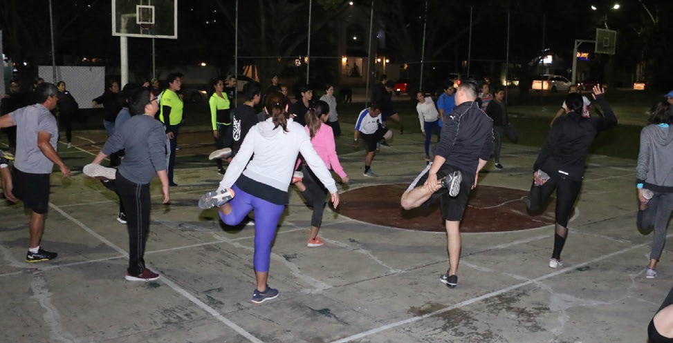 Hacen ejercicio en el parque.
