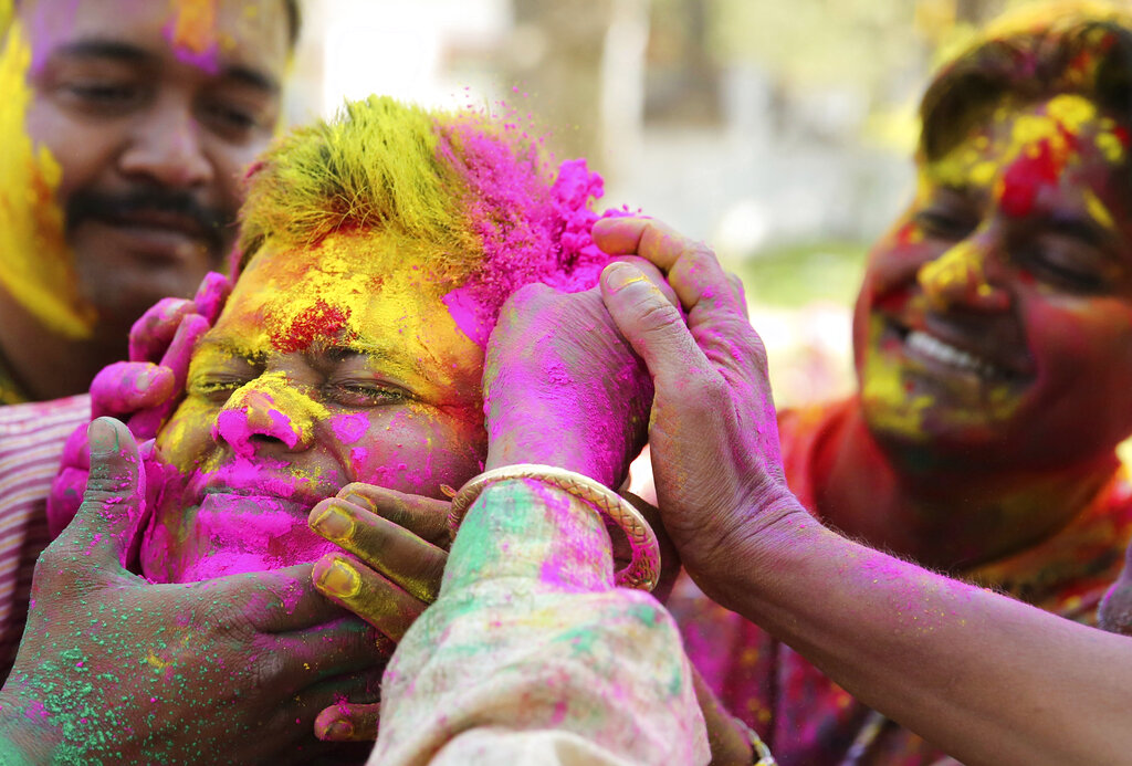 El Holi Festival se lleva a cabo al norte de India para celebrar el inicio de la primavera (AP).