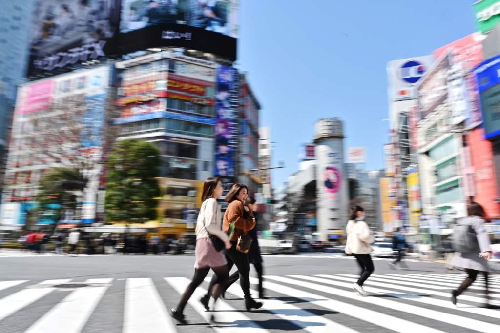 Japón. En el inicio de la primavera, miles de personas pasan sobre el cruce de Shibuya en Tokio a pleno día (AFP)