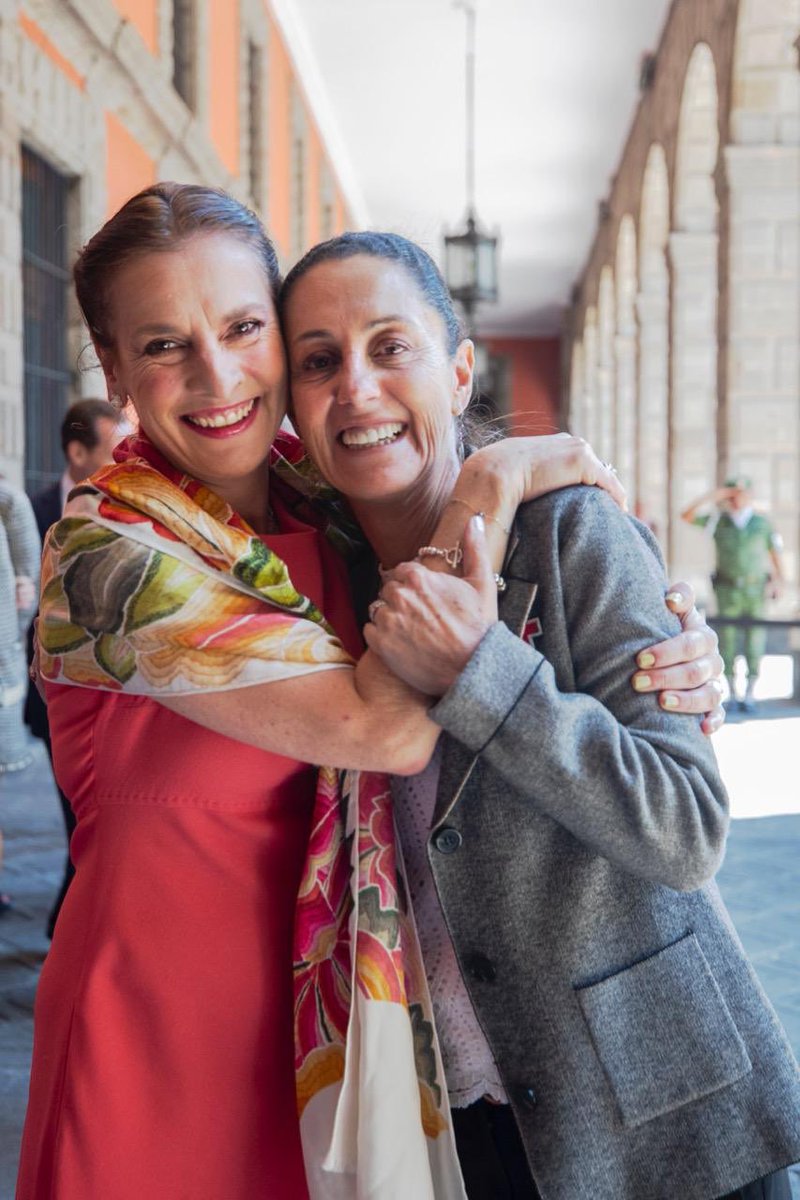 La jefa de Gobierno compartió una foto a lado de la escritora.