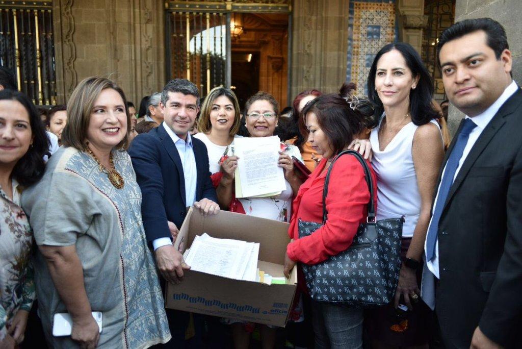Mauricio Tabe entregó al gobierno capitalino más de 23 mil firmas recolectadas. | Twitter @mauriciotabe