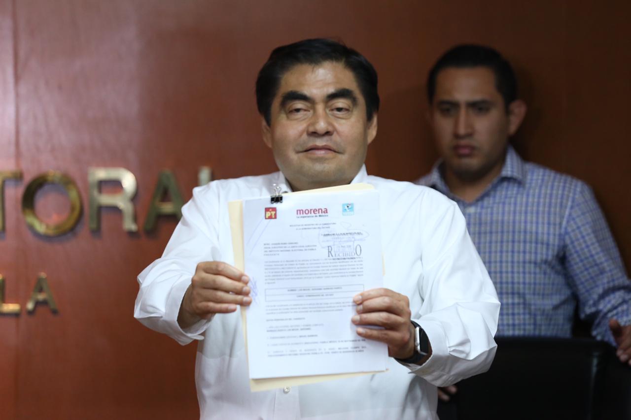 Miguel Barbosa se registra como candidato de Morena a la gubernatura de Puebla (Nelly Salas)