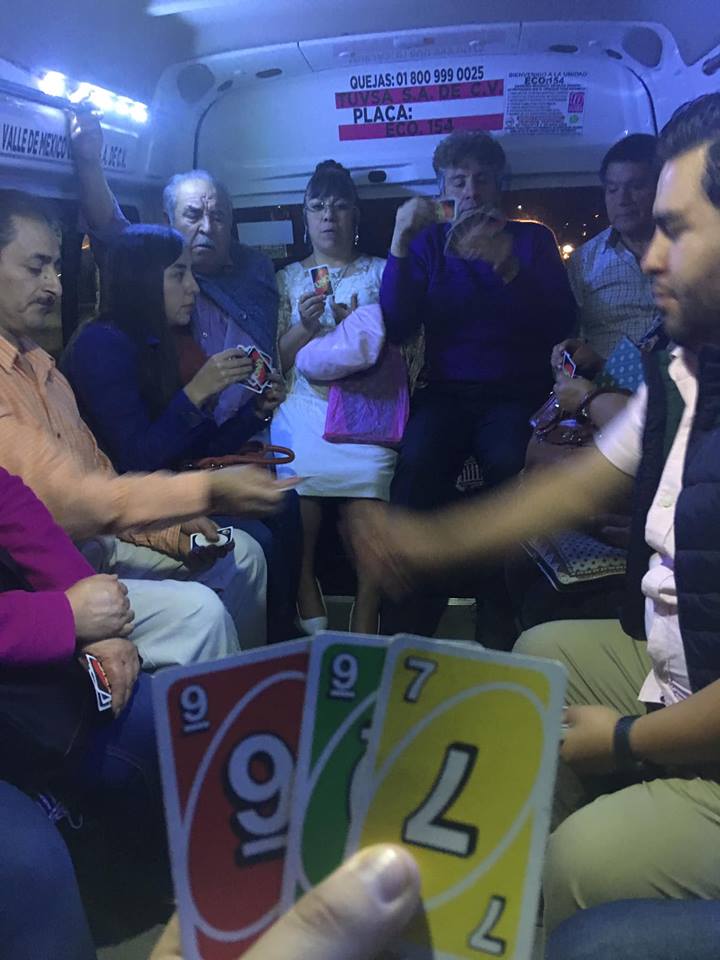Los pasajeros de una combi decidieron jugar Uno. (FB: Zair Pacheco)