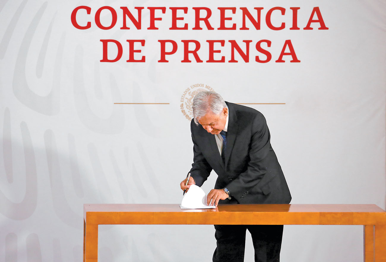 El Presidente firmó un compromiso de no reelección en el Salón Tesorería de Palacio Nacional. (Jorge Carballo)