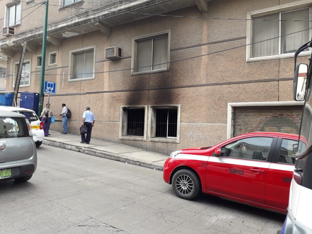Se incendia edificio abandonado.