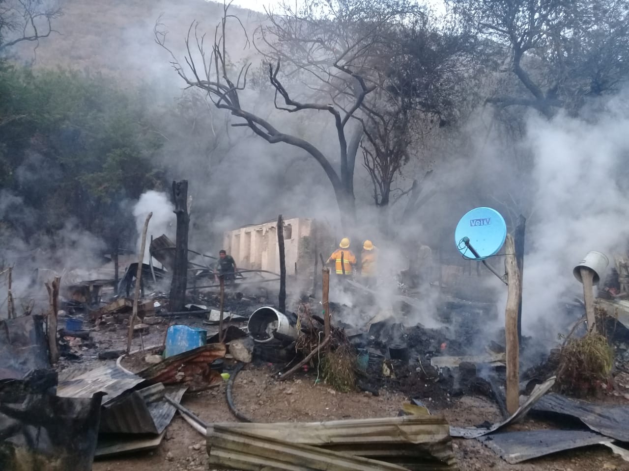 Se incendian cabañas.