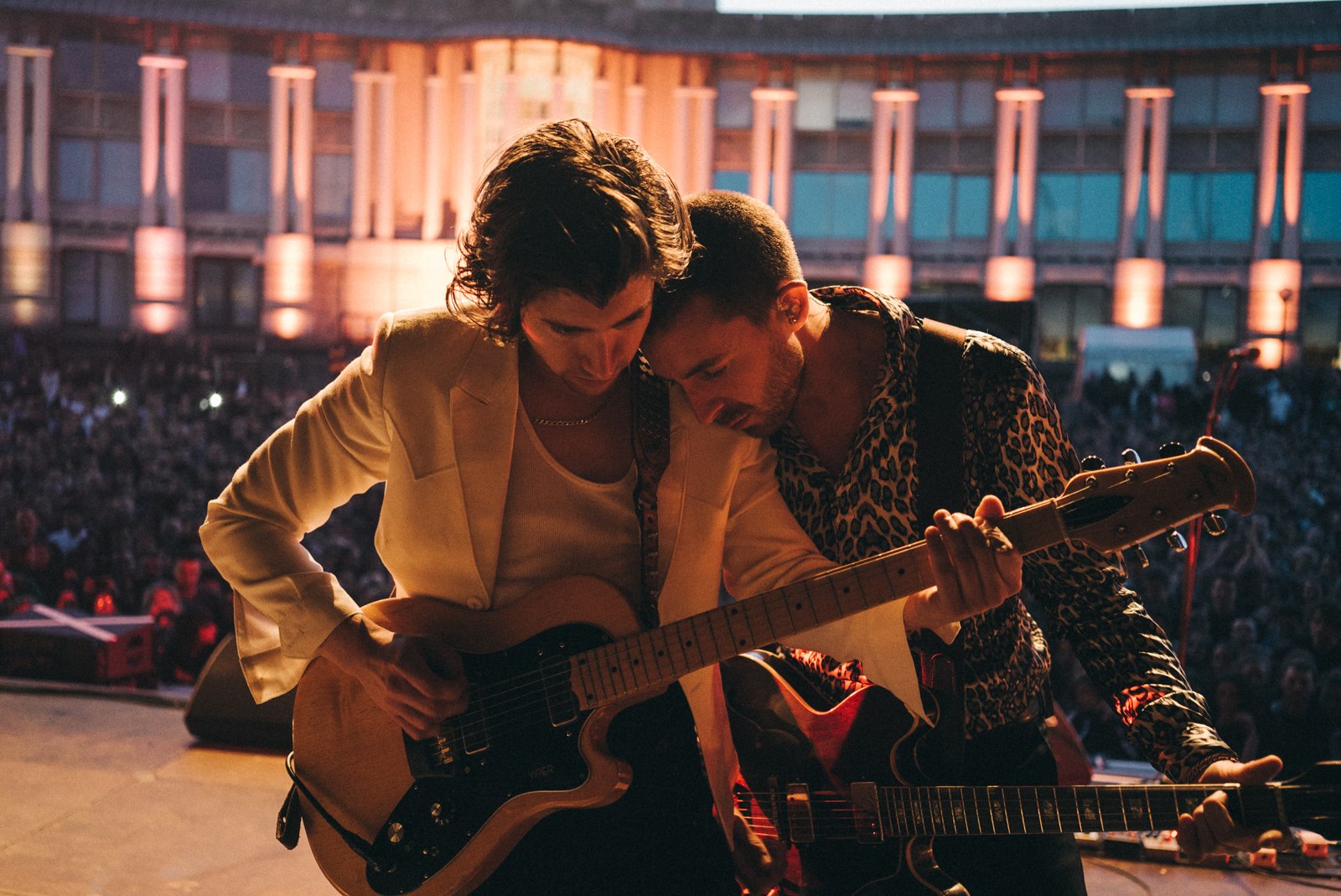 Alex Turner y Miles Kane en sus tiempos de The Las Shadow Puppets. (Especial)