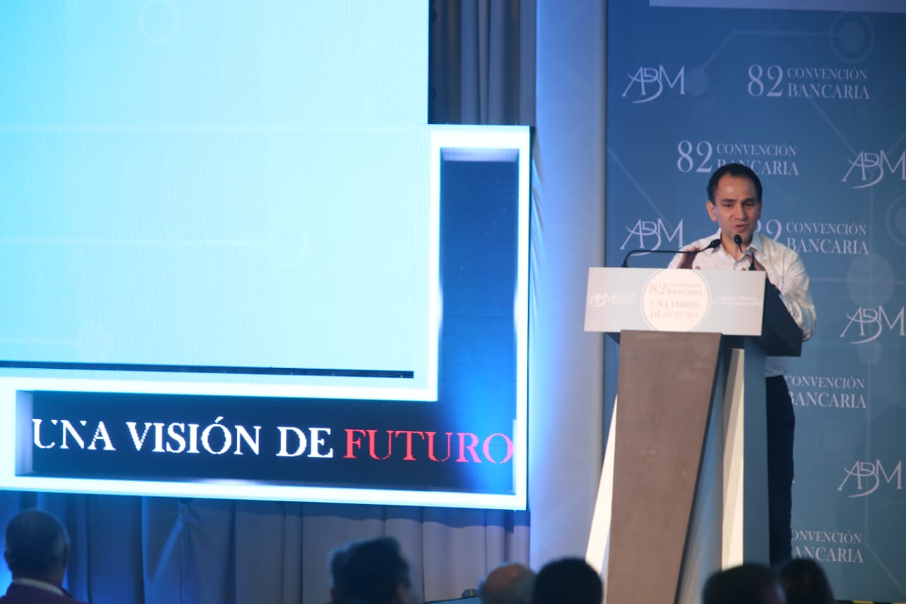 Arturo, Herrera, subsecretario de Hacienda en la 82 Convención Nacional Bancaria