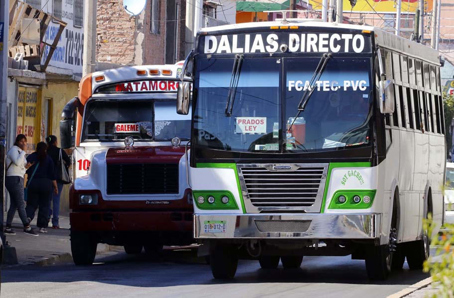 El aumento al transporte de 2 pesos comenzó esta semana. (Manuel Guadarrama)