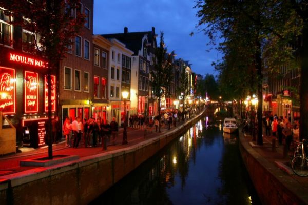 El Barrio Rojo es una de las principales atracciones turísticas de Amsterdam. Archivo