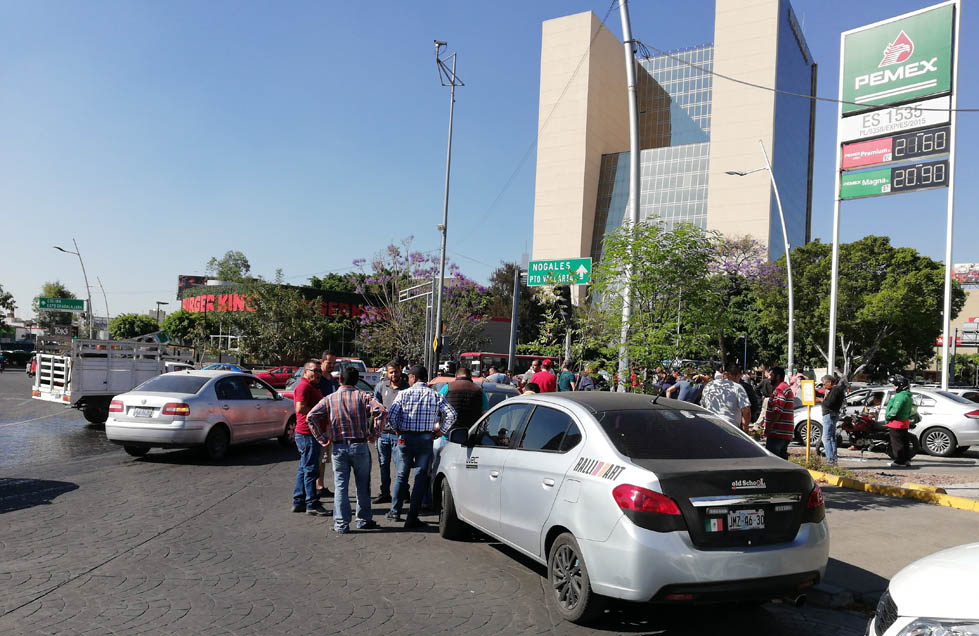 Choferes protestan en la glorieta Minerva de Guadalajara (Jorge Martínez)
