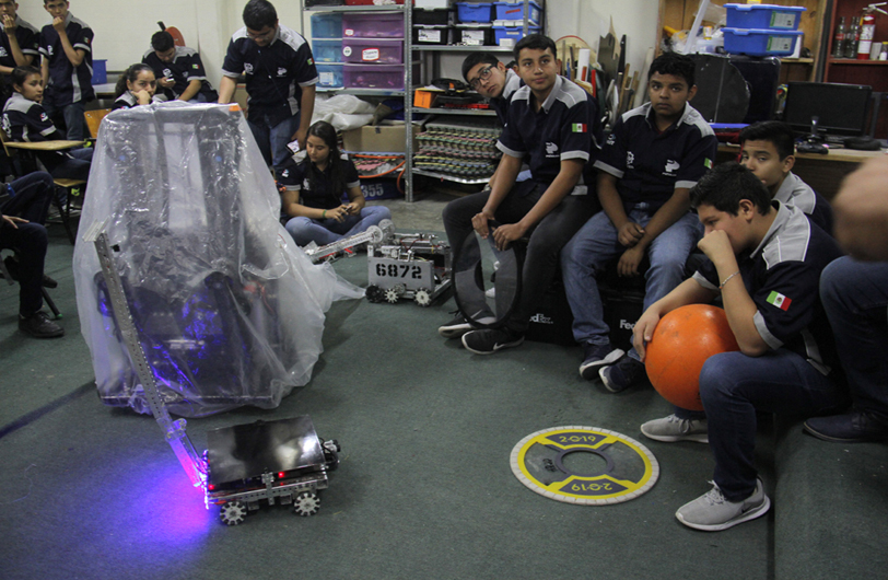 Equipo de robótica CP-BOTS 4355 del CBTIS 159 de Gómez Palacio. (Manuel Guadarrama)