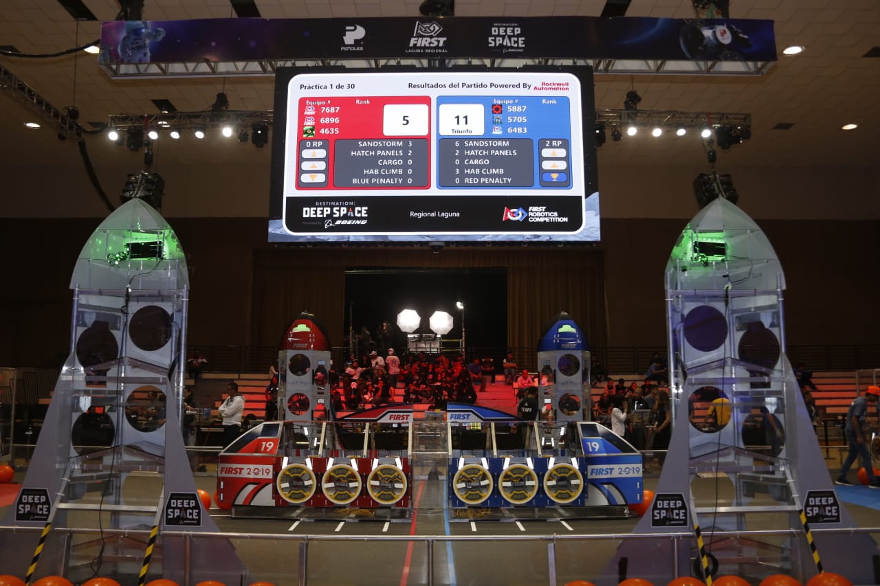 Los 36 equipos que participarán en el FIRST Laguna Regional realizaron partidos de práctica y pruebas en pits del FIRST Laguna Regional.