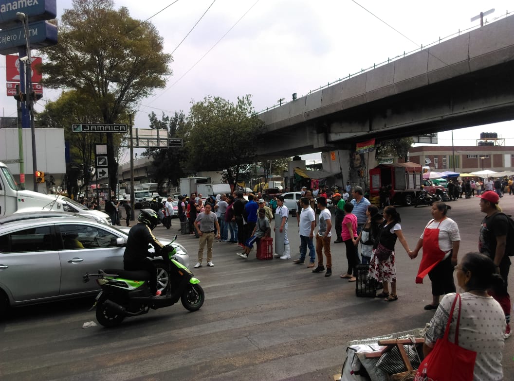 Un grupo de personas se colocó en medio de la vialidad para impedir el paso de los autos. (Especial)