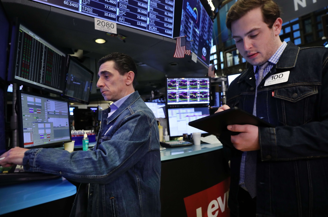 A los inversionistas habitualmente se les impide vestir con esta ropa tan informal (AFP)