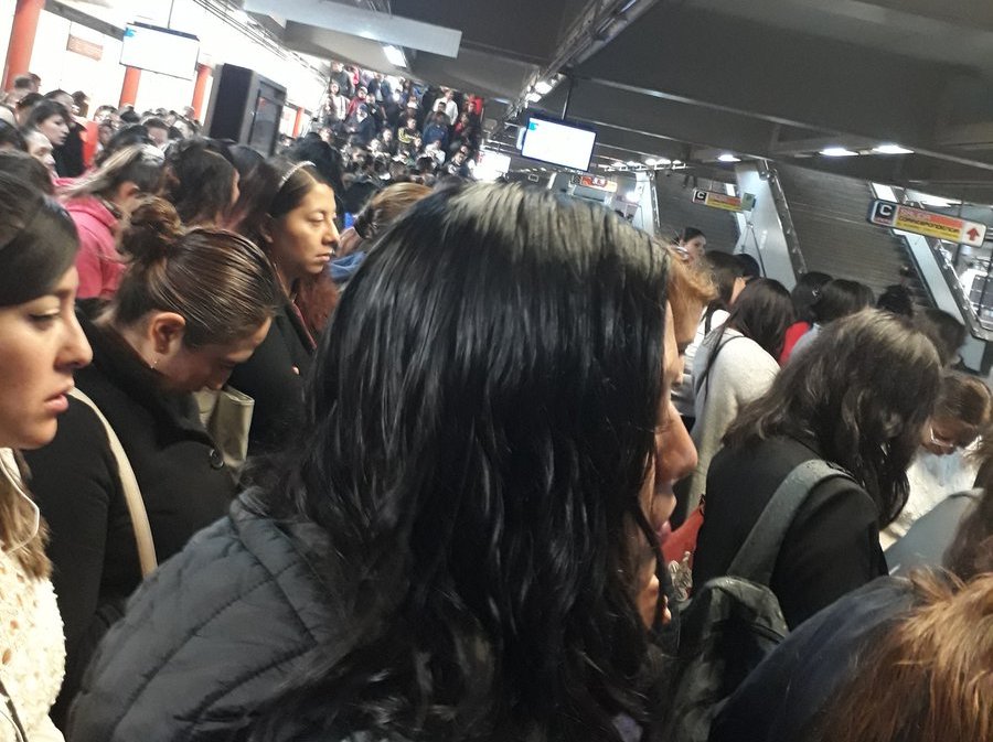 La Línea 7 es una de las más afectadas, con estaciones saturadas y retrasos de hasta cinco minutos. | Twitter @briseida_isaac