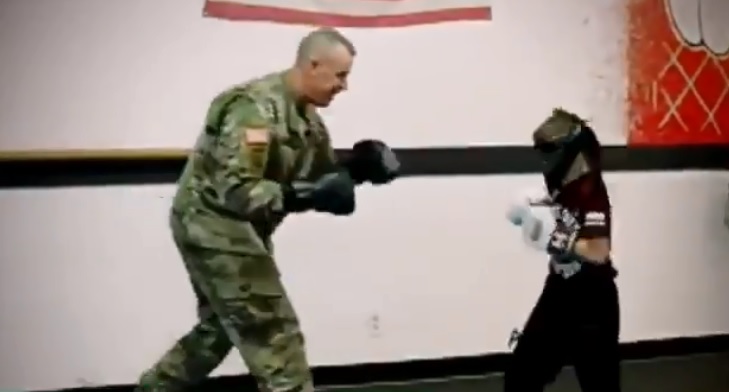 Niño vuelve a ver a su padre soldado tras 10 meses (Especial)