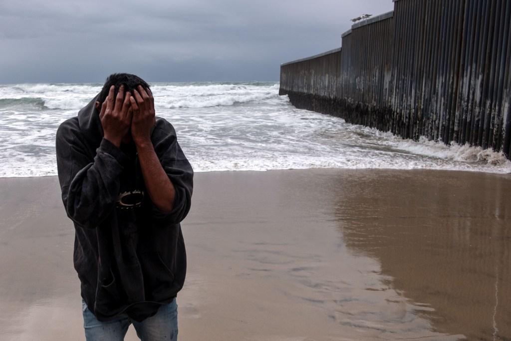 La Patrulla Fronteriza lanzó gas pimienta a los migrantes. (AFP)