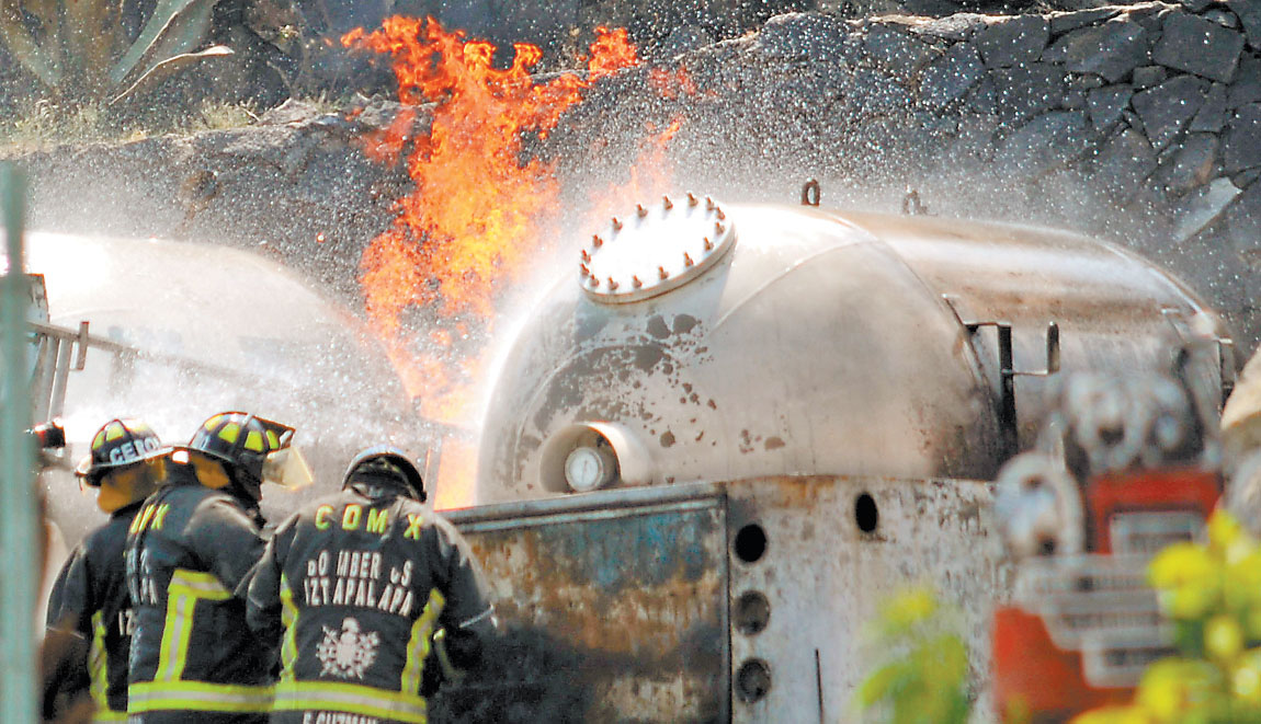 Bomberos controlaron el fuego y evitaron que otro vehículo estallara. (Armando Monroy/Co)