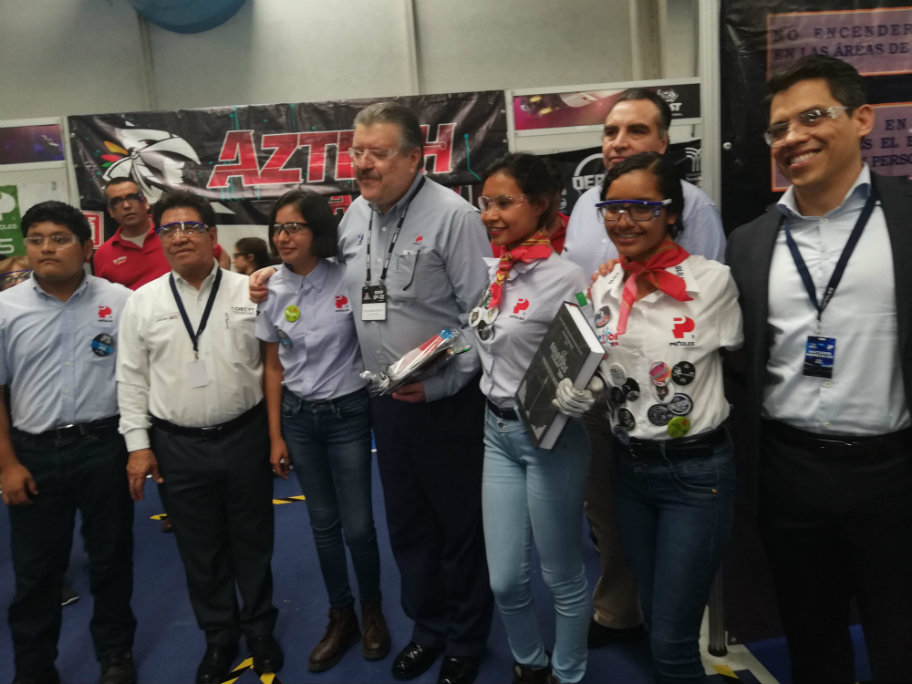Equipo EOLOTICS 7018 de Istmo de Tehuantepec, Oaxaca con el director general de Peñoles, Fernando Alanís. (Luis Carlos Valdés)