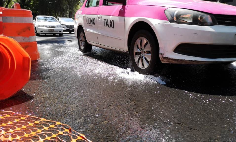 La fuga de agua se originó frente al Tren Ligero Xomali. | Jorge Becerril