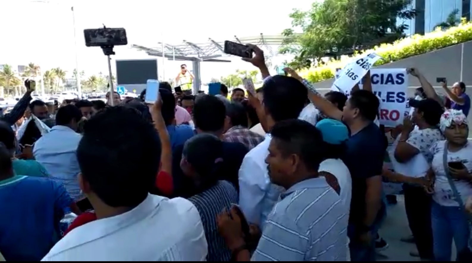 Habitantes de Acapulco recibieron al presidente Andrés Manuel López Obrador con protestas por el cierre de estancias infantiles (Adyr Corral)