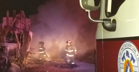 La cabina de la unidad se incendió. Foto: Especial