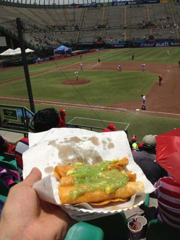 Los tacos de cochinita en el Foro Sol (Twitter @gilbertgy)