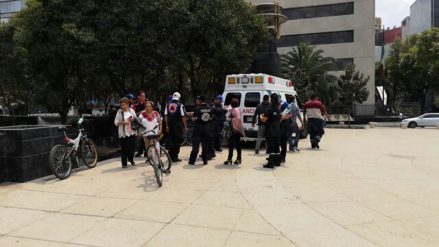 Una ambulancia llegó al lugar para auxiliar al herido. (Jorge Becerril)
