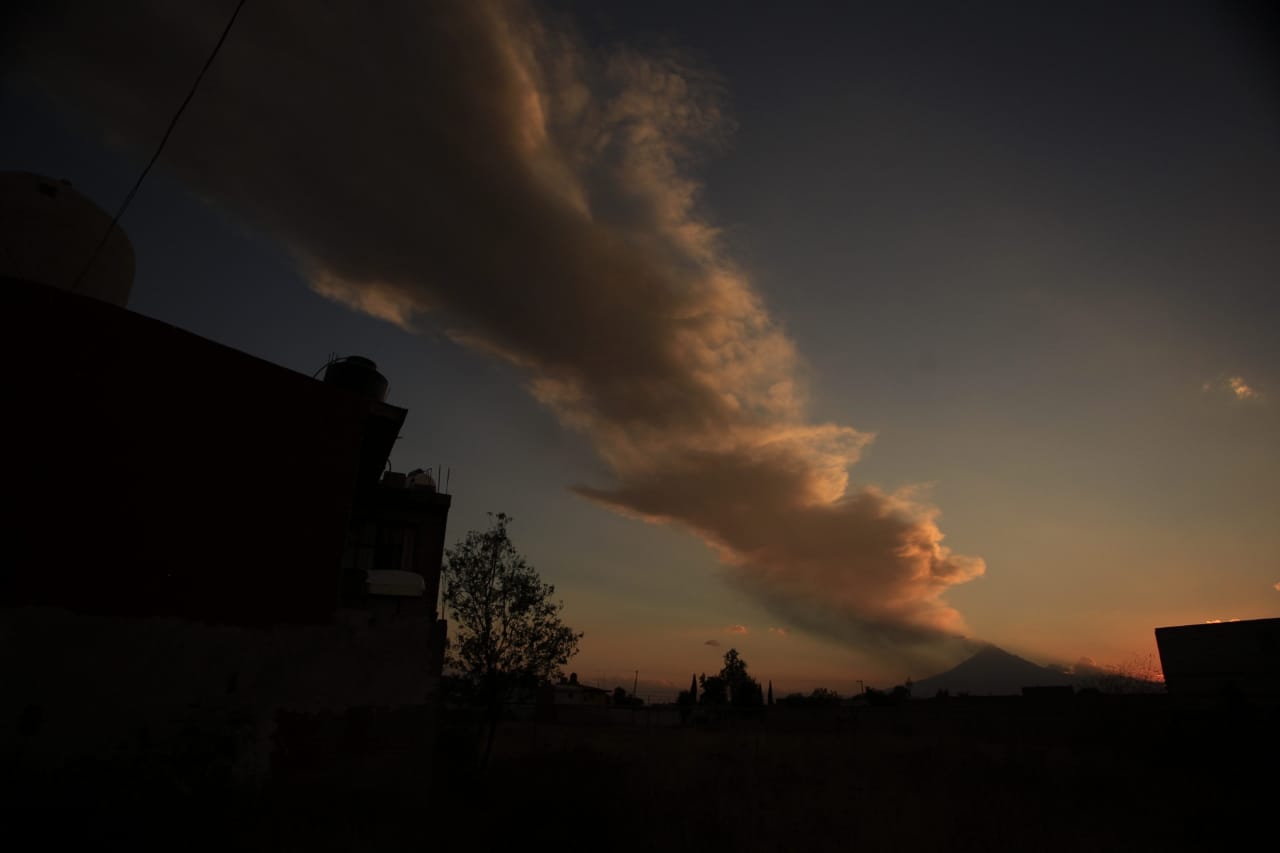 El volcán Popocatépetl tuvo un alto contenido de ceniza, luego de explosión. (Andrés Lobato)